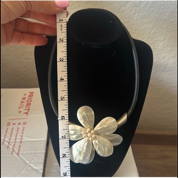 Mother of Pearl/Abalone Flower Necklace - Picture 4 of 6